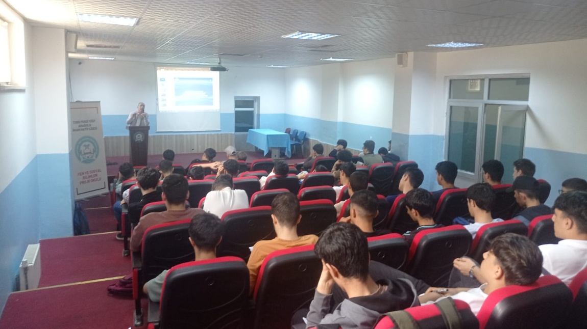 Dicle Üniversitesi İnşaat Mühendisliğinden Prof. Dr. Z. Fuat Toprak okulumuz konferans salonunda Mühendislik temalı konferans vermişlerdir.